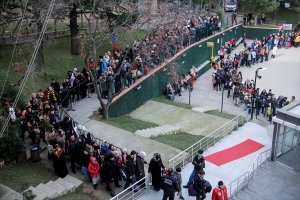 Uludağ'a giden tatilciler teleferikte kuyruk oluşturdu