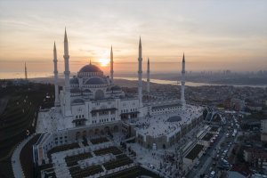 Dünyanın en büyük alemine sahip Çamlıca Camisi'nde bu sabah ilk ezan okundu