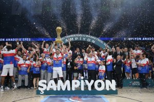 Anadolu Efes özlediği kupasına kavuştu