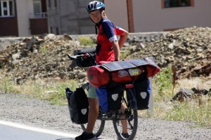 Alman hemşire bisikleti ile dünya turunda