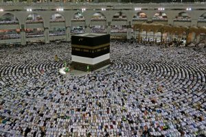 Milyonlarca hacı adayı cuma namazını Mescid-i Haram'da kıldı