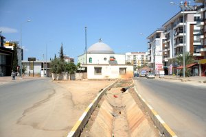 Cami iki yol arasında kaldı