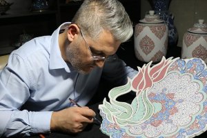 Tezhip ve kilim desenlerini çini sanatıyla buluşturuyor