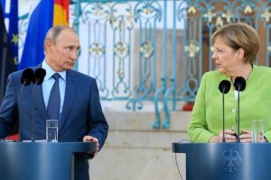 Putin ile Merkel Libya'daki durumu görüştü