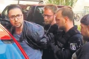 Türk avukata Alman polis tarafından önce darp sonra kelepçe