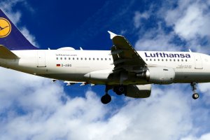 Alman hava yolu şirketi Lufthansa çalışanları sokağa indi