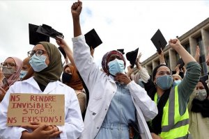 Brüksel'de binlerce kişi başörtüsü yasağını protesto etti