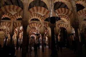 İspanya'daki birçok tarihi İslam eser ile Kurtuba Ulu Camii yıllardır Katoliklerin ibadetine açık