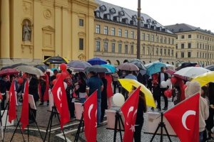 Münih kentinin tarihi meydanında 15 Temmuz Şehitleri anıldı