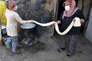 Asırlık lezzet çeçil peyniri geleneksel yöntemlerle üretilmeye devam ediliyor