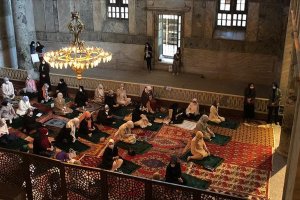 Ayasofya-i Kebir Cami-i Şerifi'nde kılınan namaza kadınlar da katıldı