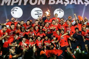 Süper Lig'de ilk üçe giren takımlar: M.Başakşehir, Trabzonspor ve Beşiktaş