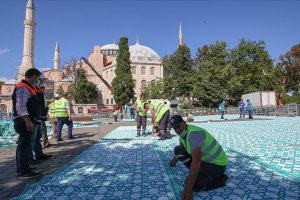 Ayasofya-i Kebir Cami-i Şerifi Meydanı'na cemaat için hasır seriliyor