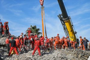 İzmir'de can kaybı 55'e yükseldi