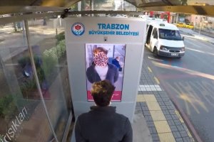 Trabzon'da maske takmayanlar, yüzünü koronavirüse çeviren dijital ekranlarla uyarılıyor