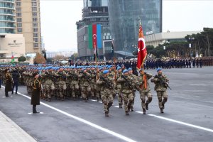 Azerbaycanlılar yarın yapılacak askeri geçit törenini sabırsızlıkla bekliyor