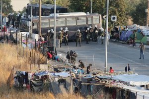 Yunanistan'da binlerce göçmen zehirlenme riski altında tutuluyor