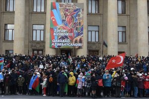 Azerbaycan halkı Zafer Geçit Törenini coşkuyla izledi