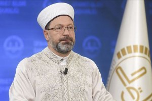 Diyanet İşleri Başkanı Erbaş, Boğaziçi Üniversitesi önünde Kabe fotoğrafının yere serilmesini kınadı