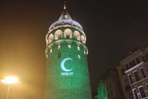 İstanbul'un simgeleri Yeşilay Haftası dolayısıyla yeşile büründü