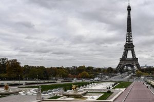 Fransa'da salgın nedeniyle Paris dahil 16 bölgede sokağa çıkma kısıtlaması uygulanacak