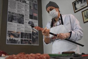 Kuaförlüğü bırakıp Adana kebab ustası oldu