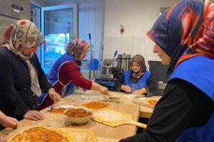 DİTİB kadın gönüllüleri lahmacun satarak selzedelere destek oldu