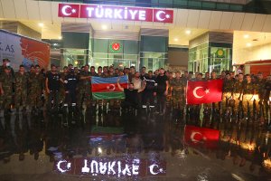 Azerbaycanlı itfaiyecilerden orman yangınlarıyla mücadelede destek