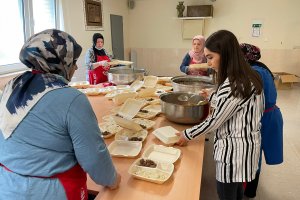 DİTİB gönüllülerinden selzedelere sıcak yemek