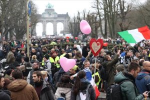 Brüksel'de 50 bin kişi Kovid-19 tedbirlerini protesto etti