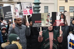 İsveç'te çocukları ellerinden alınan Müslüman ailelerden protesto