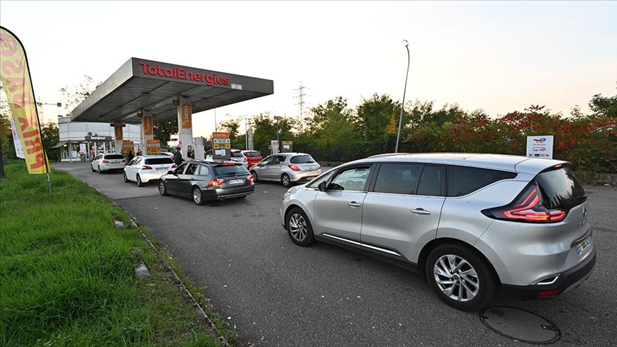 Fransa'da akaryakıt krizi hayatı büyük oranda etkiledi