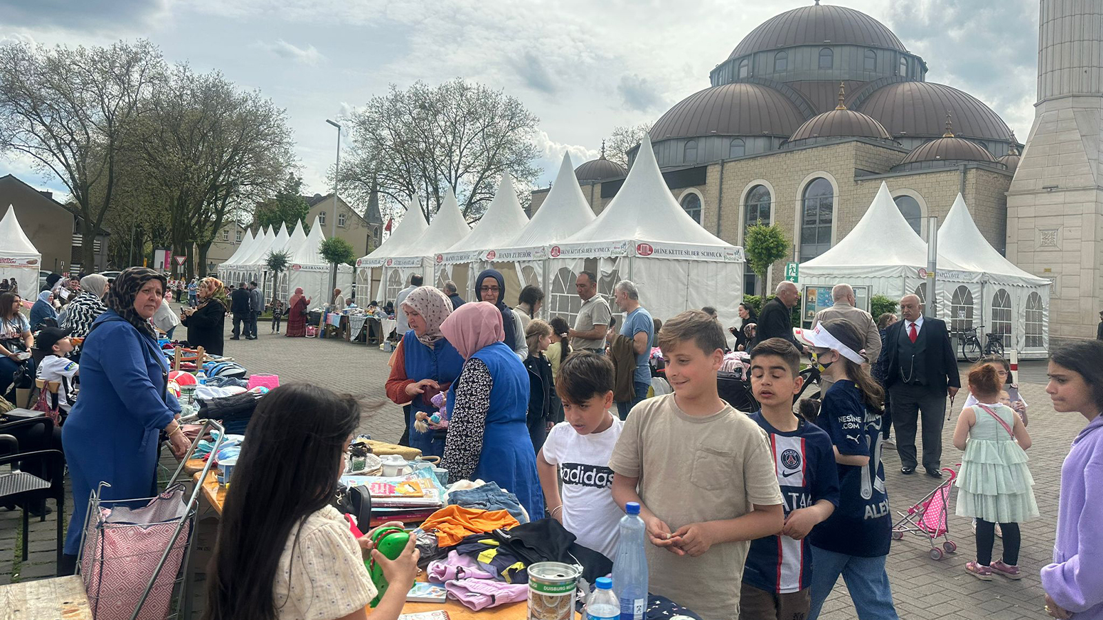 Duisburg'ta depremzede çocuklar için oyuncak kampanyası