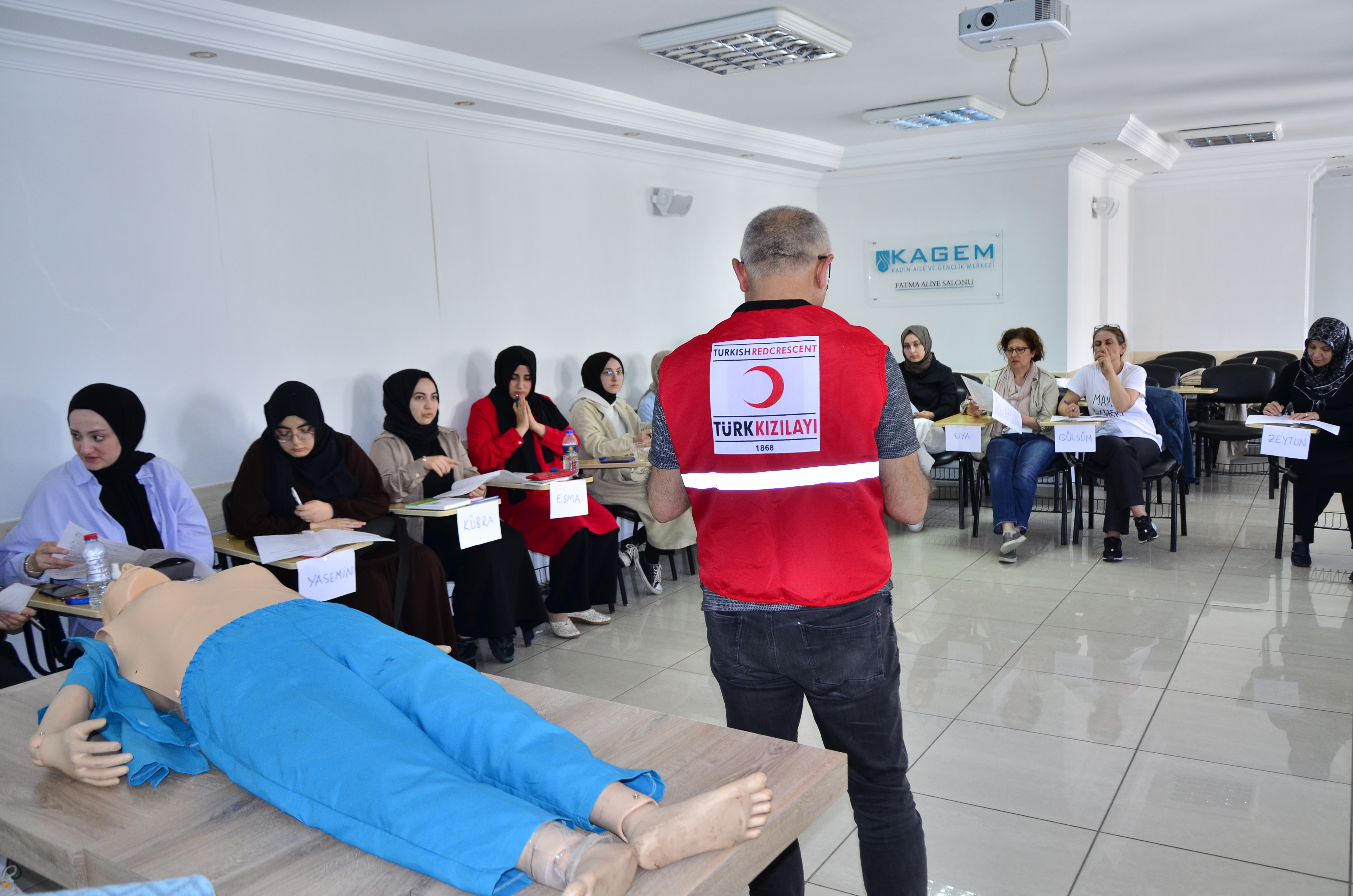 İnsani yardım gönüllüleri temel ilkyardım eğitimi aldı