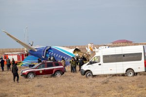 Azerbaycan Hava Yolları'na ait uçak Kazakistan'da düştü: 38 kişi hayatını kaybetti