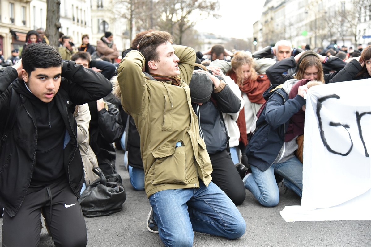 Paris'te lise öğrencileri yeniden sokaklarda 