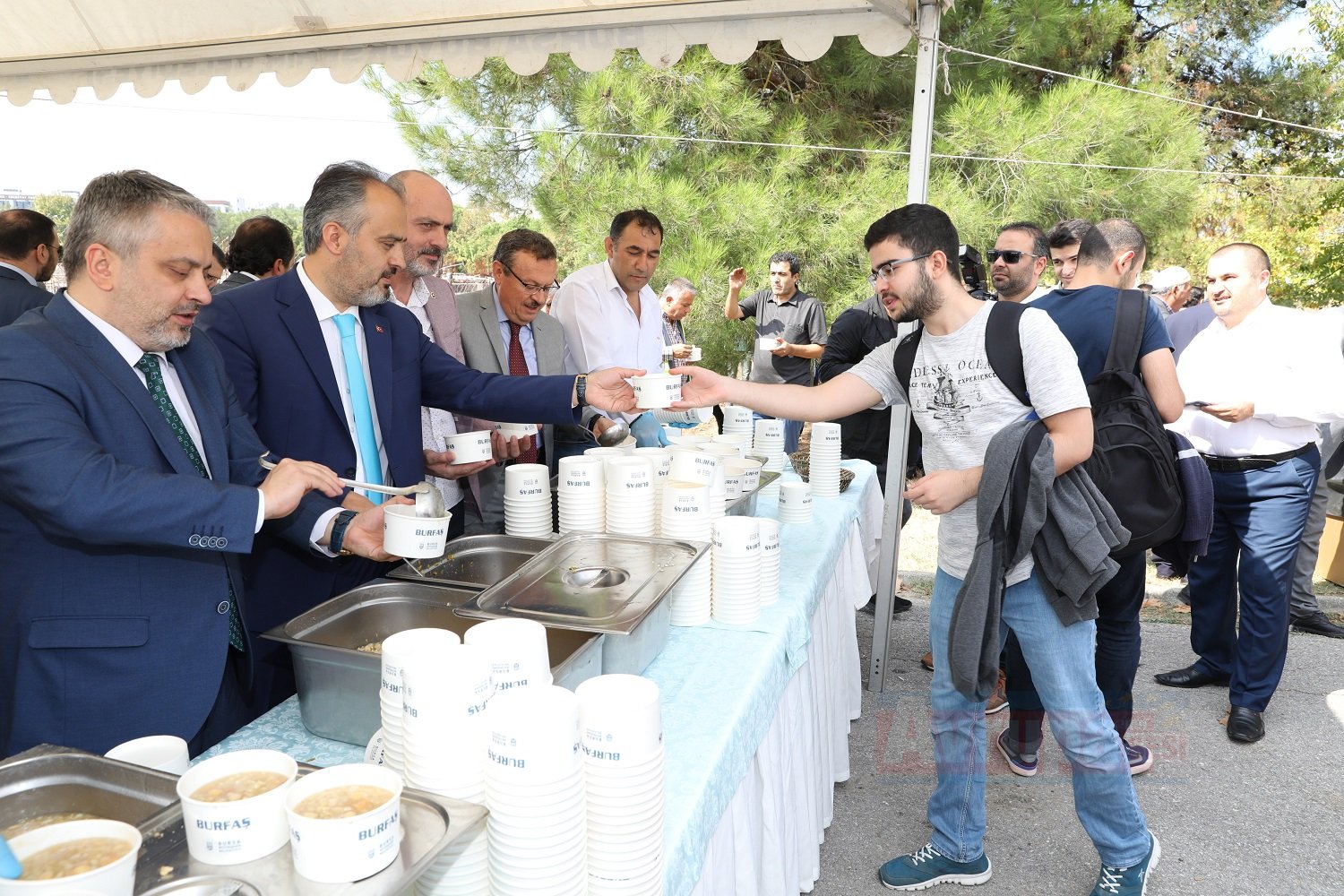 Başkan Alinur Aktaş Üniversite öğrencilerine aşure ikram etti