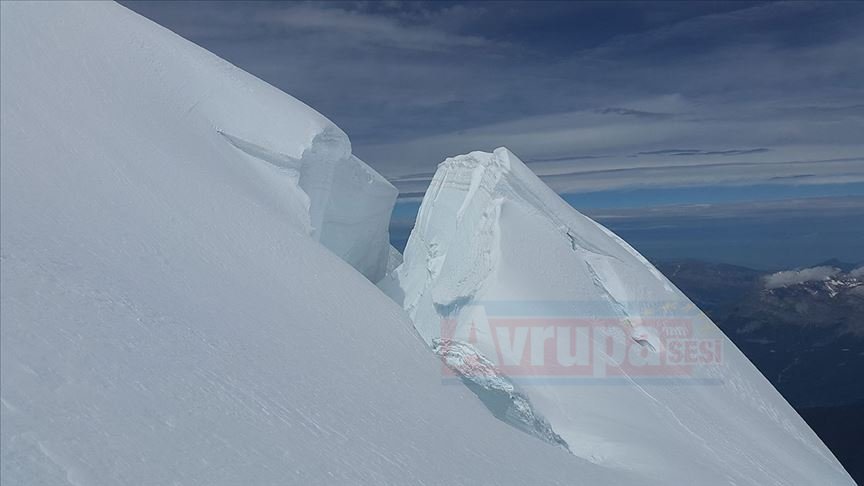 Avrupa’nın en yüksek tepesindeki buz kütlesi kaymaya başladı