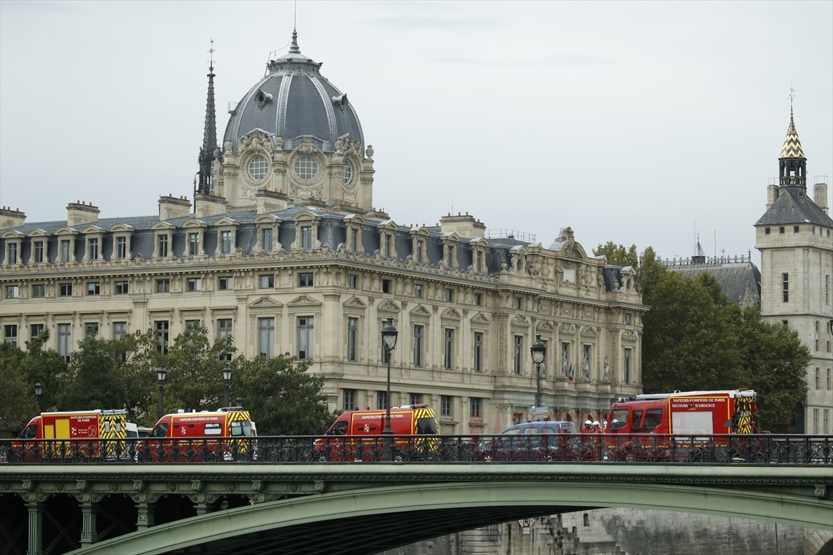 Paris Emniyet Müdürlüğünde bıçaklı saldırı çıktı