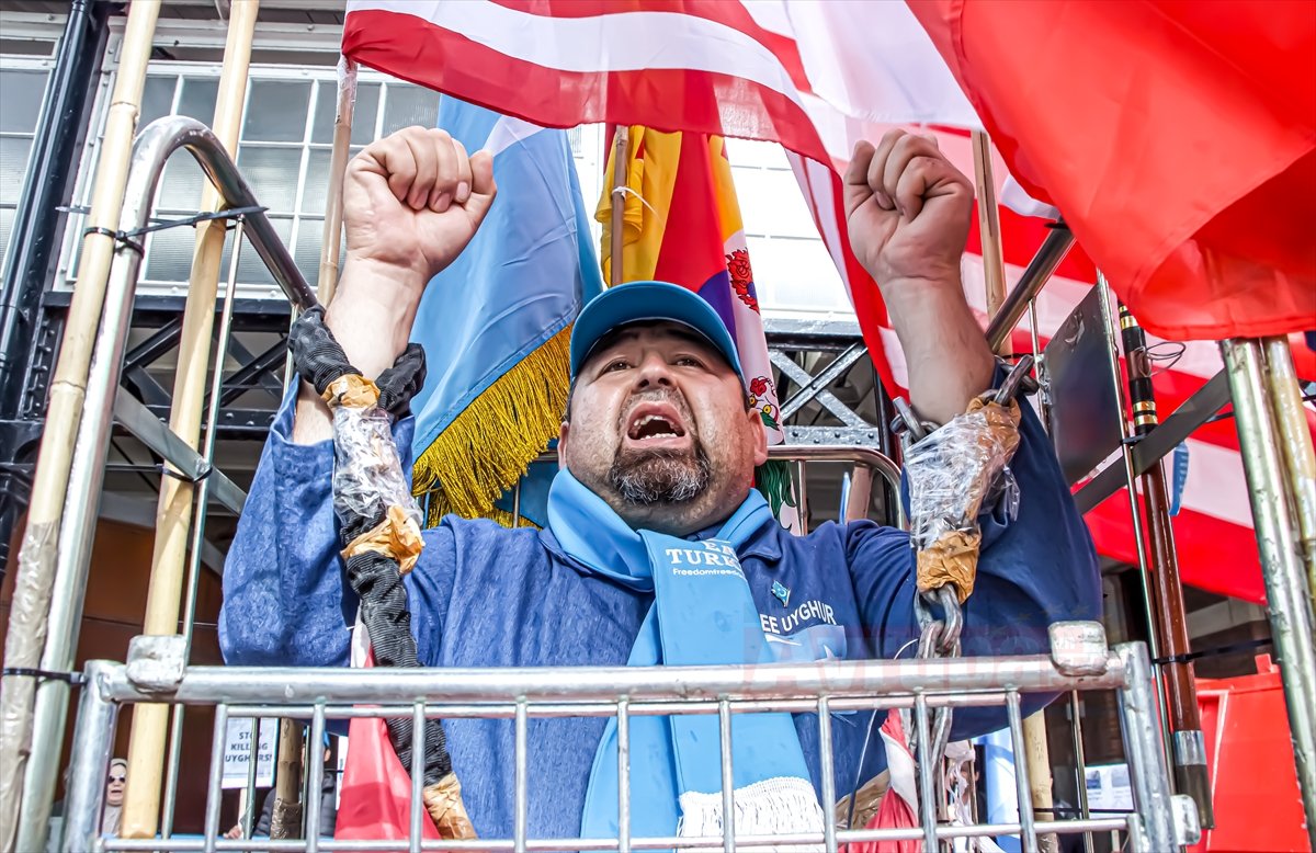 Uygur Türkleri Hollanda'da Çin'i protesto ettiler