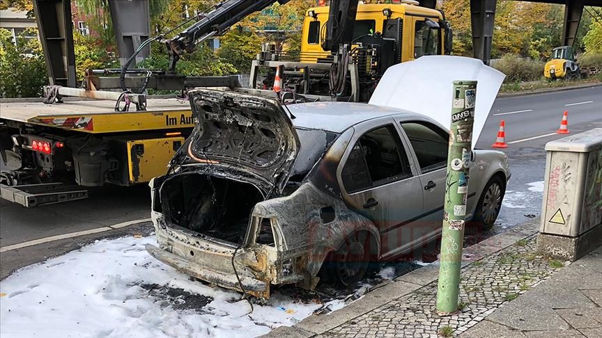 Berlin Büyükelçiliği'ne ait diplomatik plakalı araç kundaklandı