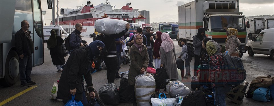 Yunanistan adalardaki düzensiz göçmenleri karaya taşıyor