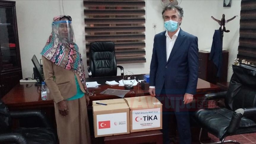 TİKA, Sudan Sağlık Bakanlığı'na ürettiği siperlikli maskeleri teslim etti