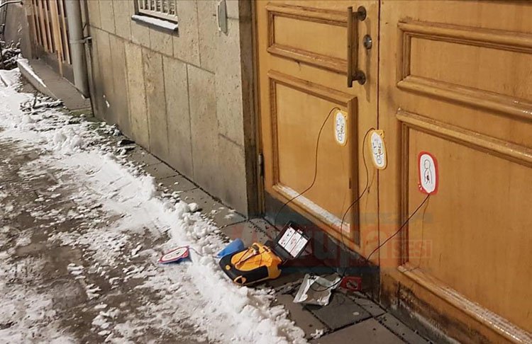 Stockholm Camii kapısına bomba düzeneğine benzeyen kutu bulundu