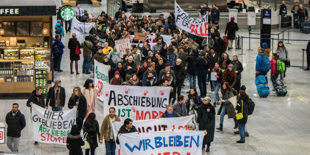 Almanya'da havalimanlarında göç politikasına karşı büyük protesto